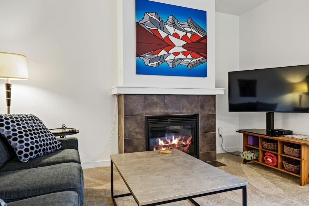 Mountain Retreat - Modern And Bright With Panorama Views 2 Bedrooms, 4 Beds, Heated All-Year Outdoor Pool, Hottub, Balcony, Banff Park Pass Canmore Esterno foto