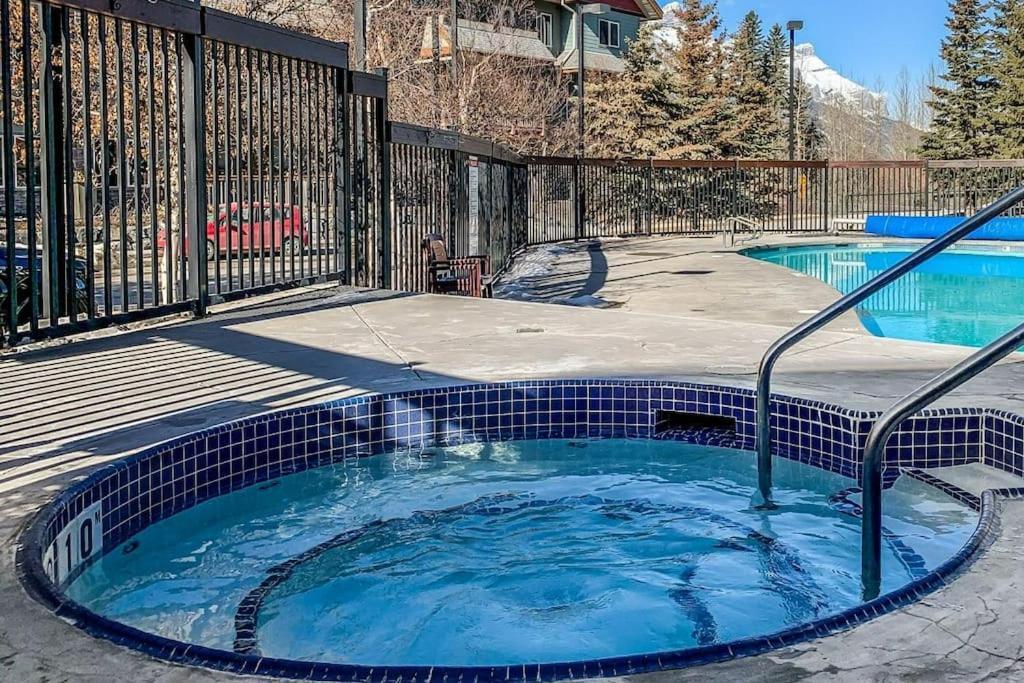 Mountain Retreat - Modern And Bright With Panorama Views 2 Bedrooms, 4 Beds, Heated All-Year Outdoor Pool, Hottub, Balcony, Banff Park Pass Canmore Esterno foto