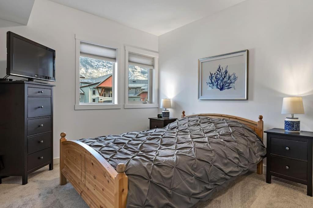 Mountain Retreat - Modern And Bright With Panorama Views 2 Bedrooms, 4 Beds, Heated All-Year Outdoor Pool, Hottub, Balcony, Banff Park Pass Canmore Esterno foto