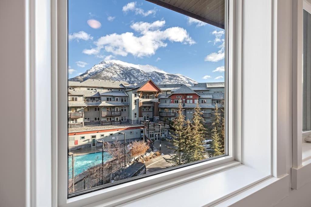 Mountain Retreat - Modern And Bright With Panorama Views 2 Bedrooms, 4 Beds, Heated All-Year Outdoor Pool, Hottub, Balcony, Banff Park Pass Canmore Esterno foto