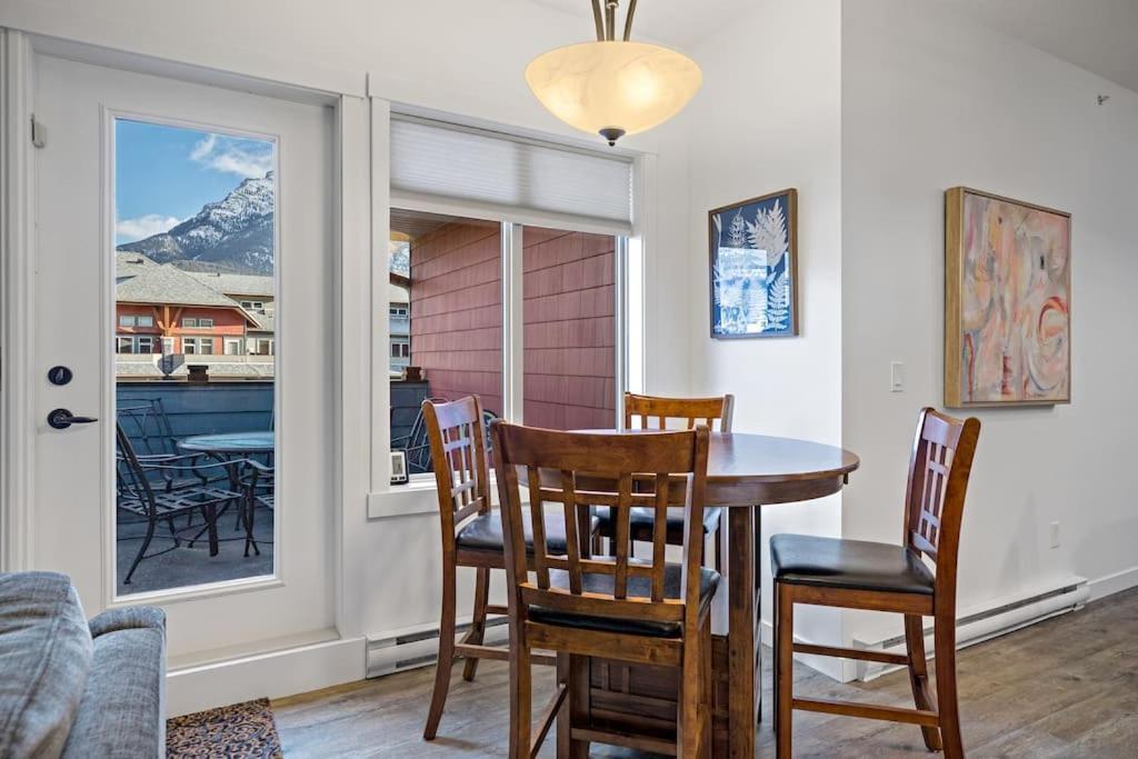 Mountain Retreat - Modern And Bright With Panorama Views 2 Bedrooms, 4 Beds, Heated All-Year Outdoor Pool, Hottub, Balcony, Banff Park Pass Canmore Esterno foto