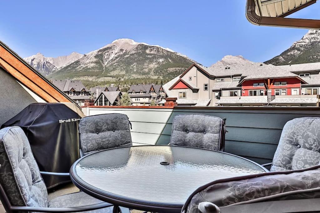 Mountain Retreat - Modern And Bright With Panorama Views 2 Bedrooms, 4 Beds, Heated All-Year Outdoor Pool, Hottub, Balcony, Banff Park Pass Canmore Esterno foto