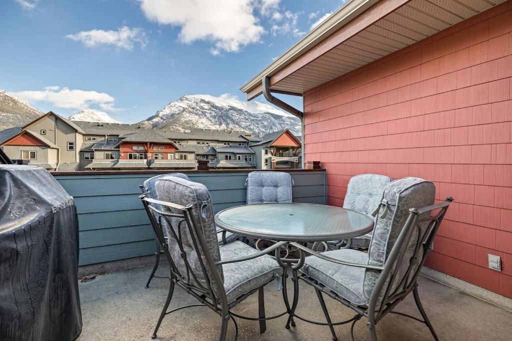 Mountain Retreat - Modern And Bright With Panorama Views 2 Bedrooms, 4 Beds, Heated All-Year Outdoor Pool, Hottub, Balcony, Banff Park Pass Canmore Esterno foto